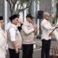Menhaj Moch. Irfan Yusuf, melepas sebanyak 200 PPIH Daker Makkah gelombang II di Asrama Haji Pondok Gede, Kamis (23/4/2026). (Foto: Kemenhaj)