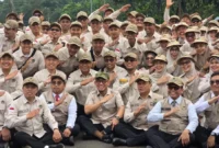 Wakil Menteri Haji dan Umrah (Wamenhaj), Dahnil Anzar Simanjuntak bersama PPIH menjelang keberangkatan pada Jumat (17/4/2026) di Asrama Haji Pondok Gede. (Foto: Kemenhaj)
