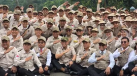 Wakil Menteri Haji dan Umrah (Wamenhaj), Dahnil Anzar Simanjuntak bersama PPIH menjelang keberangkatan pada Jumat (17/4/2026) di Asrama Haji Pondok Gede. (Foto: Kemenhaj)