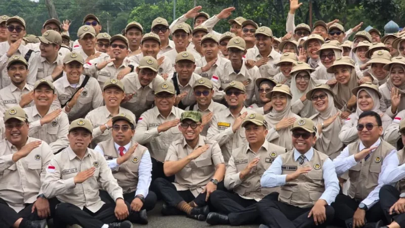 Wakil Menteri Haji dan Umrah (Wamenhaj), Dahnil Anzar Simanjuntak bersama PPIH menjelang keberangkatan pada Jumat (17/4/2026) di Asrama Haji Pondok Gede. (Foto: Kemenhaj)