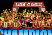 Wali Kota Padang Fadly Amran bersama punggawa PSP Padang usai menjuarai Liga 4 Sumatera Barat di Stadion Utama Sumatera Barat, Padang Pariaman, Kamis (2/3/2026). (Foto: Prokopim Padang)