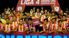 Wali Kota Padang Fadly Amran bersama punggawa PSP Padang usai menjuarai Liga 4 Sumatera Barat di Stadion Utama Sumatera Barat, Padang Pariaman, Kamis (2/3/2026). (Foto: Prokopim Padang)