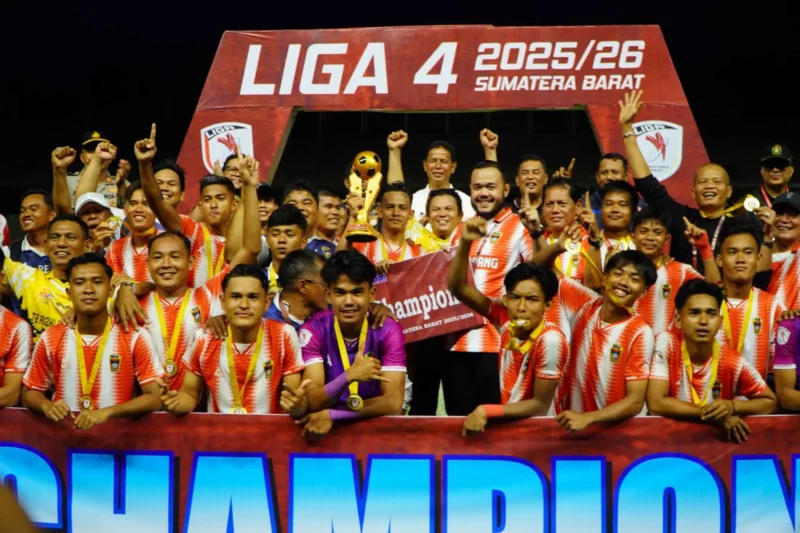 Wali Kota Padang Fadly Amran bersama punggawa PSP Padang usai menjuarai Liga 4 Sumatera Barat di Stadion Utama Sumatera Barat, Padang Pariaman, Kamis (2/3/2026). (Foto: Prokopim Padang)