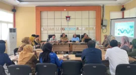 Rapat persiapan penilaian Padang Rancak Award 2026 di Kantor DLH Padang, Senin (13/4). (Foto: Diskominfo Padang)