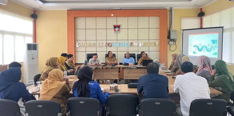 Rapat persiapan penilaian Padang Rancak Award 2026 di Kantor DLH Padang, Senin (13/4). (Foto: Diskominfo Padang)