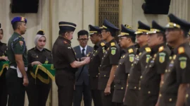 Jaksa Agung RI, ST Burhanuddin melantik Kajati dan sejumlah pejabat strategis di lingkungan Kejaksaan Agung, Rabu (29/4/2026). (Foto: Kejagung RI)