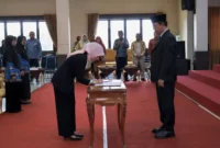 Wali Kota Payakumbuh, Zulmaeta, melantik dan mengambil sumpah PPT Pratama, Direktur PDAm Tirta Sago, serta Pejabat Fungsional lingkungan Pemko Payakumbuh, Kamis (2/3). (Foto: MC Payakumbuh)