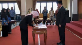 Wali Kota Payakumbuh, Zulmaeta, melantik dan mengambil sumpah PPT Pratama, Direktur PDAm Tirta Sago, serta Pejabat Fungsional lingkungan Pemko Payakumbuh, Kamis (2/3). (Foto: MC Payakumbuh)