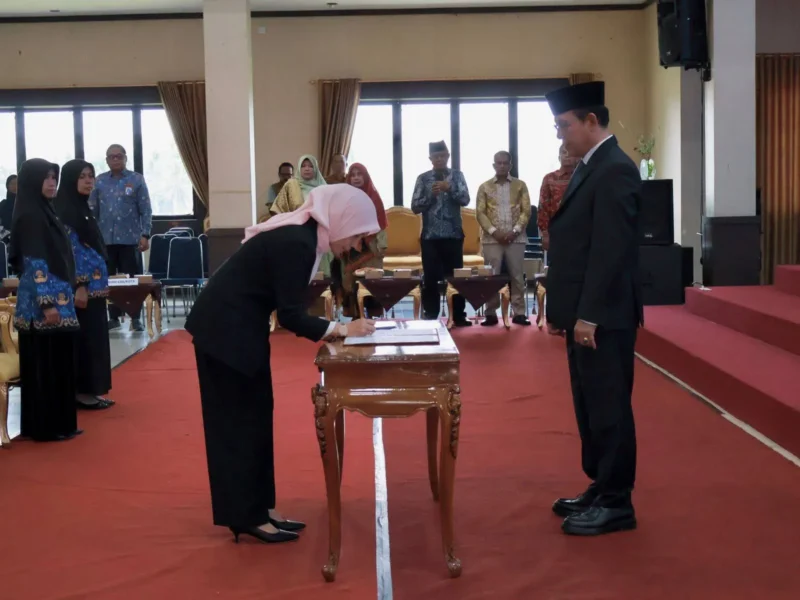 Wali Kota Payakumbuh, Zulmaeta, melantik dan mengambil sumpah PPT Pratama, Direktur PDAm Tirta Sago, serta Pejabat Fungsional lingkungan Pemko Payakumbuh, Kamis (2/3). (Foto: MC Payakumbuh)