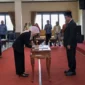 Wali Kota Payakumbuh, Zulmaeta, melantik dan mengambil sumpah PPT Pratama, Direktur PDAm Tirta Sago, serta Pejabat Fungsional lingkungan Pemko Payakumbuh, Kamis (2/3). (Foto: MC Payakumbuh)