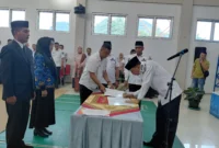 Bupati Pessel, Hendrajoni saat melakukan penandatangan SK para pejabat eselon II, III, dan IV yang dilantik. (Foto: Dok. Niks)
