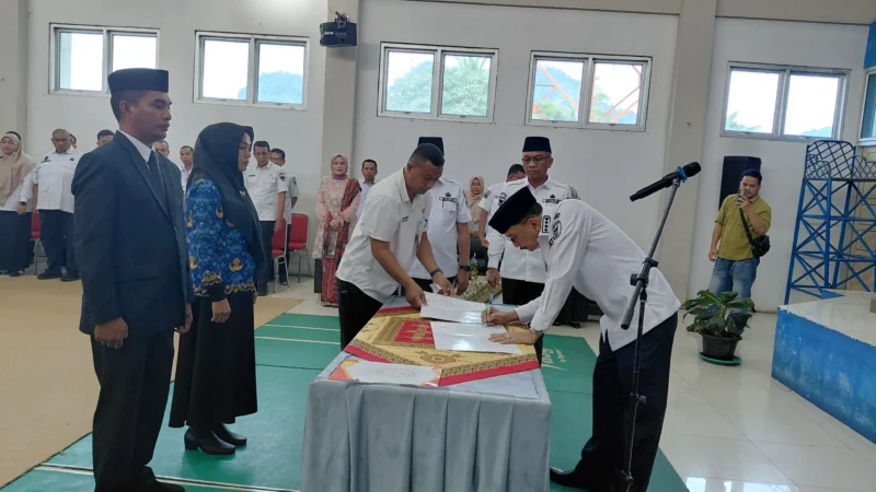 Bupati Pessel, Hendrajoni saat melakukan penandatangan SK para pejabat eselon II, III, dan IV yang dilantik. (Foto: Dok. Niks)