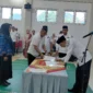 Bupati Pessel, Hendrajoni saat melakukan penandatangan SK para pejabat eselon II, III, dan IV yang dilantik. (Foto: Dok. Niks)
