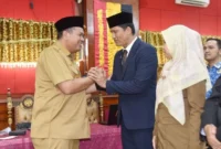 Wali Kota Pariaman, Yota Balad memberikan ucapan selamat kepada pejabat yang dilantik. (Foto: Diskominfo Pariaman)