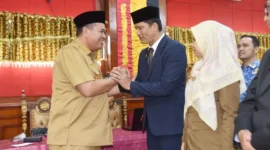 Wali Kota Pariaman, Yota Balad memberikan ucapan selamat kepada pejabat yang dilantik. (Foto: Diskominfo Pariaman)