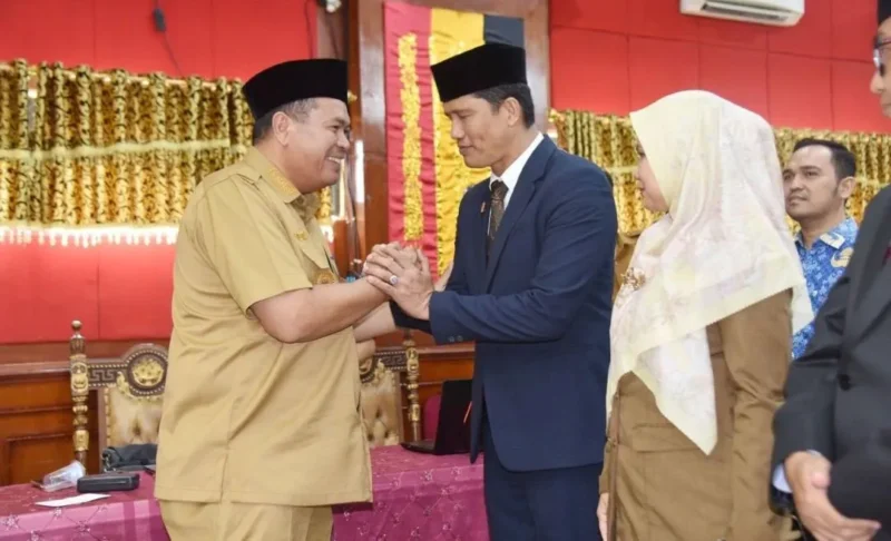 Wali Kota Pariaman, Yota Balad memberikan ucapan selamat kepada pejabat yang dilantik. (Foto: Diskominfo Pariaman)