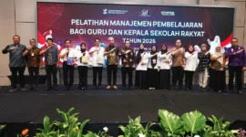 Wamensos Agus Jabo Priyono menutup Pelatihan Manajemen Pembelajaran bagi Guru dan Kepala Sekolah Rakyat Tahun 2026 di Cibinong, Sabtu (25/4/2026). (Foto: Kemensos)