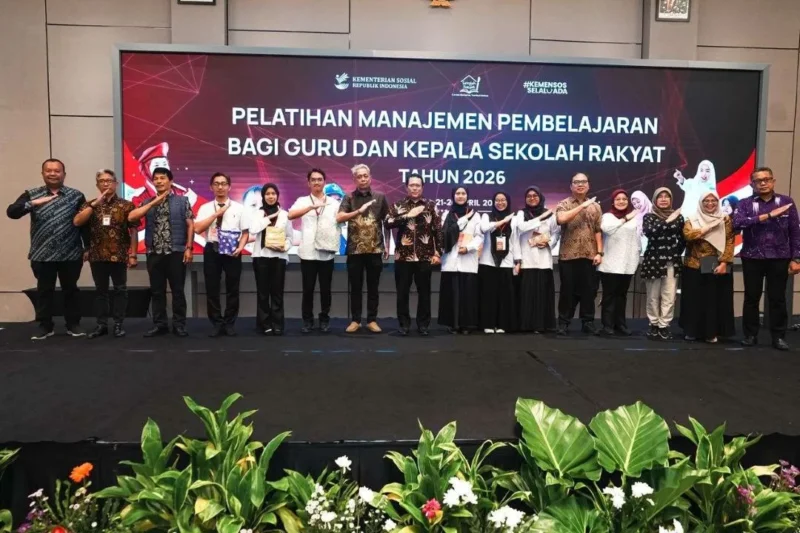 Wamensos Agus Jabo Priyono menutup Pelatihan Manajemen Pembelajaran bagi Guru dan Kepala Sekolah Rakyat Tahun 2026 di Cibinong, Sabtu (25/4/2026). (Foto: Kemensos)