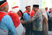 Wali Kota Bukittinggi, Ramlan Nurmatias melepas para jamaah haji menuju Embarkasi Padang, Kamis (30/4/2026). (Foto: Diskominfo Bukittinggi)