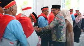 Wali Kota Bukittinggi, Ramlan Nurmatias melepas para jamaah haji menuju Embarkasi Padang, Kamis (30/4/2026). (Foto: Diskominfo Bukittinggi)
