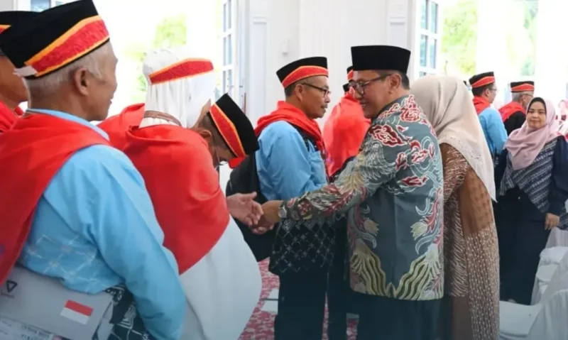 Wali Kota Bukittinggi, Ramlan Nurmatias melepas para jamaah haji menuju Embarkasi Padang, Kamis (30/4/2026). (Foto: Diskominfo Bukittinggi)