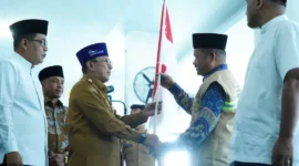 Bupati Tanah Datar Eka Putra melepas 212 jemaah calon haji tahun 1447 Hijriyah/2026 Masehi di Masjid Muhammadiyah Batusangkar, Selasa (28/4/2026). (Foto: Prokopim Tanah Datar)
