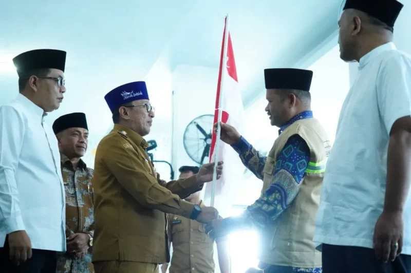 Bupati Tanah Datar Eka Putra melepas 212 jemaah calon haji tahun 1447 Hijriyah/2026 Masehi di Masjid Muhammadiyah Batusangkar, Selasa (28/4/2026). (Foto: Prokopim Tanah Datar)