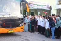 Wali Kota Padang Fadly Amran secara resmi melepas 386 JCH Kota Padang di Masjid Nurul Iman, Kamis (23/4/2026) pagi. (Foto: Diskominfo Padang)