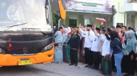 Wali Kota Padang Fadly Amran secara resmi melepas 386 JCH Kota Padang di Masjid Nurul Iman, Kamis (23/4/2026) pagi. (Foto: Diskominfo Padang)