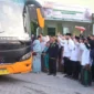 Wali Kota Padang Fadly Amran secara resmi melepas 386 JCH Kota Padang di Masjid Nurul Iman, Kamis (23/4/2026) pagi. (Foto: Diskominfo Padang)