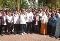Wali Kota Padang Fadly Amran melepas 312 mahasiswa  UNES-AAI sebagai Tim Verifikator Lapangan Padang Rancak Award Tahun 2026 di Halaman Rektorat Kampus UNES, Rabu (22/4/2026). (Foto: Prokopim Padang)