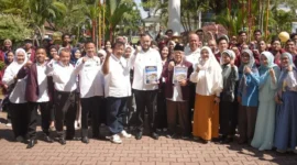Wali Kota Padang Fadly Amran melepas 312 mahasiswa  UNES-AAI sebagai Tim Verifikator Lapangan Padang Rancak Award Tahun 2026 di Halaman Rektorat Kampus UNES, Rabu (22/4/2026). (Foto: Prokopim Padang)