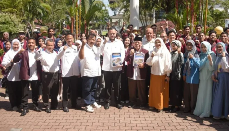 Wali Kota Padang Fadly Amran melepas 312 mahasiswa  UNES-AAI sebagai Tim Verifikator Lapangan Padang Rancak Award Tahun 2026 di Halaman Rektorat Kampus UNES, Rabu (22/4/2026). (Foto: Prokopim Padang)