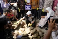 Gubernur Sumbar, Mahyeldi melakukan peletakan batu pertama pembangunan Pondok Pesantren Idrisiyyah Josal FC di Lapangan Bola Josal FC, Desa Cubadak Air Utara, Kota Pariaman, Sabtu (4/4/2026). (Foto: ADPSB)