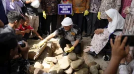 Gubernur Sumbar, Mahyeldi melakukan peletakan batu pertama pembangunan Pondok Pesantren Idrisiyyah Josal FC di Lapangan Bola Josal FC, Desa Cubadak Air Utara, Kota Pariaman, Sabtu (4/4/2026). (Foto: ADPSB)