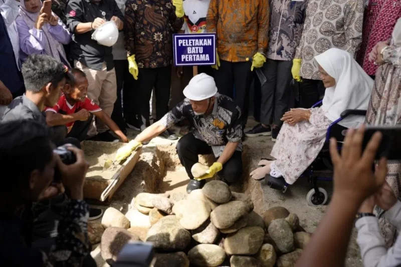 Gubernur Sumbar, Mahyeldi melakukan peletakan batu pertama pembangunan Pondok Pesantren Idrisiyyah Josal FC di Lapangan Bola Josal FC, Desa Cubadak Air Utara, Kota Pariaman, Sabtu (4/4/2026). (Foto: ADPSB)