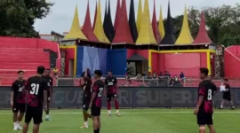 Semen Padang FC menurunkan skuad terbaiknya saat menjamu Madura United FC pada laga krusial pekan ke-30 BRI Super League 2025/2026 di Stadion H. Agus Salim, Rabu (29/4/2026) pukul 15.30 WIB. (Foto: IG Semen Padang FC)