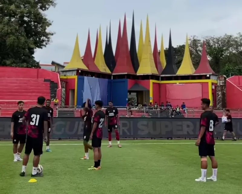 Semen Padang FC menurunkan skuad terbaiknya saat menjamu Madura United FC pada laga krusial pekan ke-30 BRI Super League 2025/2026 di Stadion H. Agus Salim, Rabu (29/4/2026) pukul 15.30 WIB. (Foto: IG Semen Padang FC)