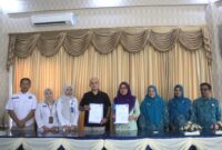 TP PKK Pasbar bersama BNNK Pasbar menandatangani perjanjian kerja sama di Aula Rumah Dinas Bupati Pasbar, Rabu (22/4). (Foto: Diskominfo Pasbar)
