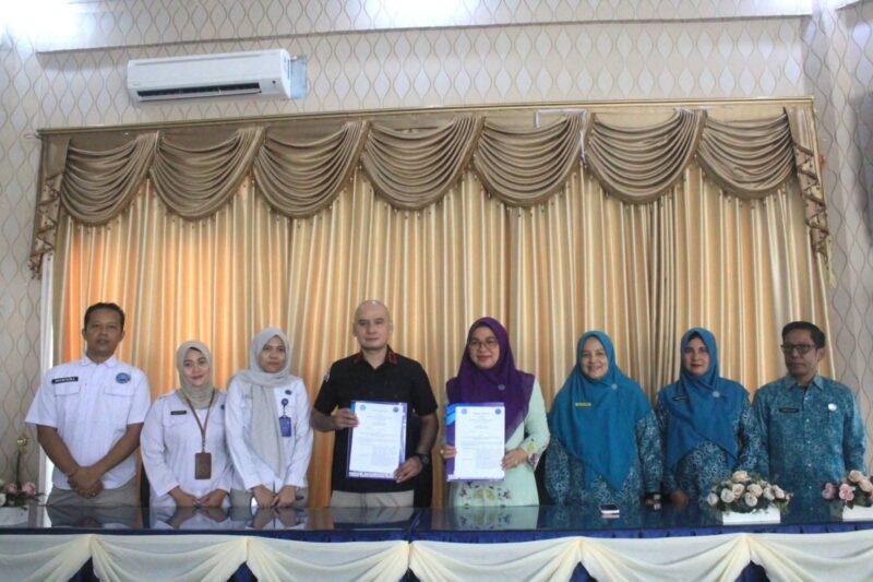 TP PKK Pasbar bersama BNNK Pasbar menandatangani perjanjian kerja sama di Aula Rumah Dinas Bupati Pasbar, Rabu (22/4). (Foto: Diskominfo Pasbar)