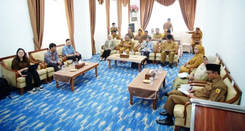 Bupati Tanah Datar, Eka Putra melakukan audiesni bersama Asdep Pemasaran Pariwisata Mancanegara II Kemenpar RI di Gedung Indo Jolito, Batusangkar, Selasa (28/4/2026). (Foto: Prokopim Tanah Datar)