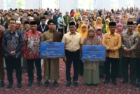 Pemko Bukittinggi menyalurkan honor kepada guru MDTA, TPQ, PQ, RTQ, pondok pesantren, guru swasta, serta garin masjid dan mushalla se-Kota Bukittinggi di Balairung Rumah Dinas Wali Kota, Kamis (23/4/2026). (Foto: Pemko Bukittinggi)