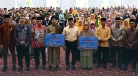 Pemko Bukittinggi menyalurkan honor kepada guru MDTA, TPQ, PQ, RTQ, pondok pesantren, guru swasta, serta garin masjid dan mushalla se-Kota Bukittinggi di Balairung Rumah Dinas Wali Kota, Kamis (23/4/2026). (Foto: Pemko Bukittinggi)