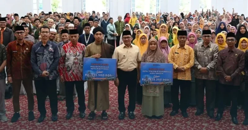 Pemko Bukittinggi menyalurkan honor kepada guru MDTA, TPQ, PQ, RTQ, pondok pesantren, guru swasta, serta garin masjid dan mushalla se-Kota Bukittinggi di Balairung Rumah Dinas Wali Kota, Kamis (23/4/2026). (Foto: Pemko Bukittinggi)