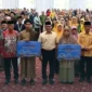 Pemko Bukittinggi menyalurkan honor kepada guru MDTA, TPQ, PQ, RTQ, pondok pesantren, guru swasta, serta garin masjid dan mushalla se-Kota Bukittinggi di Balairung Rumah Dinas Wali Kota, Kamis (23/4/2026). (Foto: Pemko Bukittinggi)