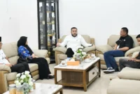 Wali Kota Padang, Fadly Amran menerima audiensi Program Manager IPWL Yayasan Karunia Insani Cabang Sumbar, Rezki Febri, di Kediaman Resmi Wali Kota, Jumat (17/4/2026). (Foto: Prokopim Padang)