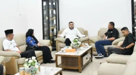 Wali Kota Padang, Fadly Amran menerima audiensi Program Manager IPWL Yayasan Karunia Insani Cabang Sumbar, Rezki Febri, di Kediaman Resmi Wali Kota, Jumat (17/4/2026). (Foto: Prokopim Padang)