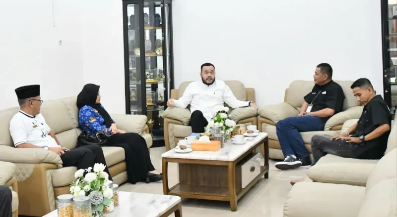 Wali Kota Padang, Fadly Amran menerima audiensi Program Manager IPWL Yayasan Karunia Insani Cabang Sumbar, Rezki Febri, di Kediaman Resmi Wali Kota, Jumat (17/4/2026). (Foto: Prokopim Padang)