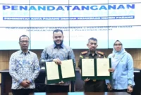 Wali Kota Padang Fadly Amran dan Kajari Padang Koswara usai penandatanganan MoU di Ruang Abu Bakar Ja’ar, Balai Kota Aie Pacah, Kamis (16/4/2026). (Foto: Prokopim Padang)