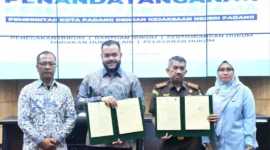 Wali Kota Padang Fadly Amran dan Kajari Padang Koswara usai penandatanganan MoU di Ruang Abu Bakar Ja’ar, Balai Kota Aie Pacah, Kamis (16/4/2026). (Foto: Prokopim Padang)